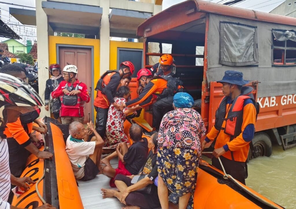 Hujan Ekstrem Picu Banjir Besar di Grobogan, Tanggul Jebol dan Rel Kereta Terendam