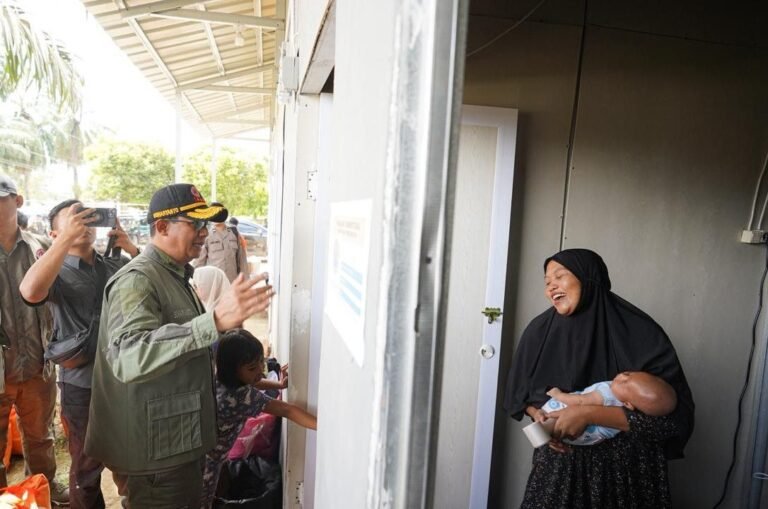 BNPB Serahkan Bantuan untuk 30 KK Penghuni Huntara Pulo Tiga, Aceh Tamiang