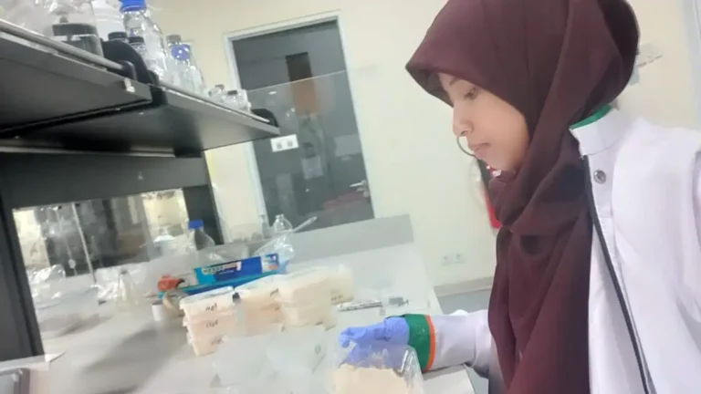 Kurangi Limbah Plastik, Peneliti BRIN Teliti Bioplastik Berbasis Pati Singkong