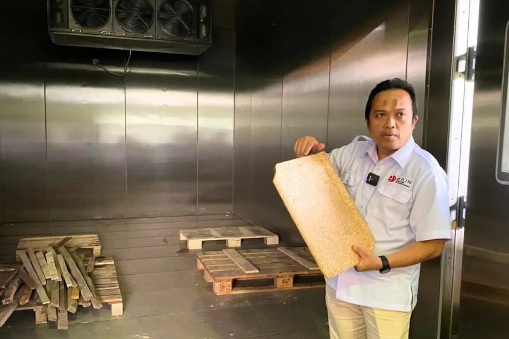 BRIN Kembangkan Genting Komposit yang Ringan dan Tahan Api dari Limbah Biomassa