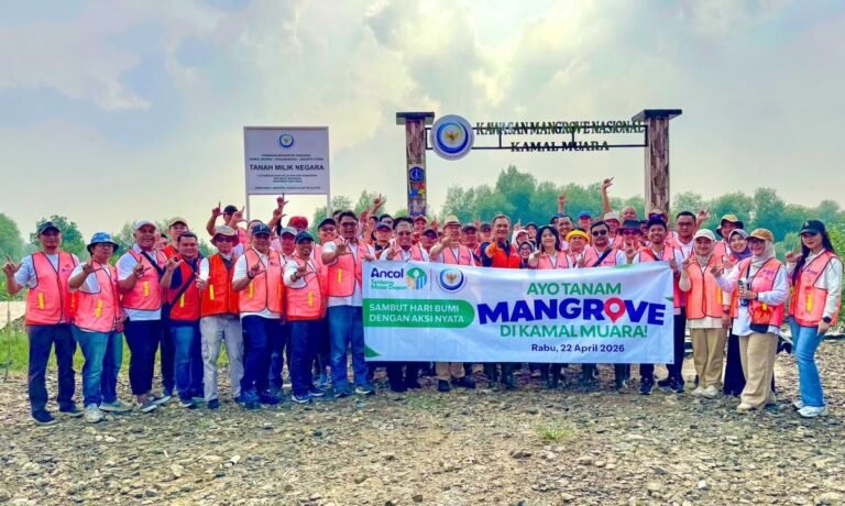 Lindungi Pesisir Jakarta, KKP dan PT Pembangunan Jaya Ancol Tanam Mangrove di Kamal Muara