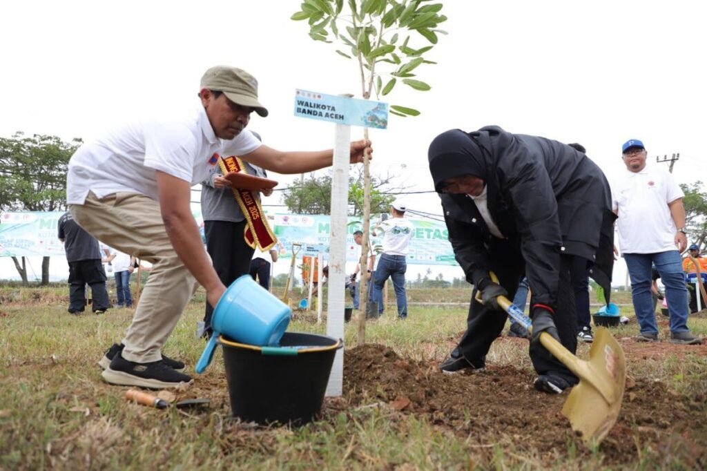 Perkuat Mitigasi Bencana Berbasis Vegetasi, BNPB Bagikan 2.257 Bibit Pohon di Banda Aceh