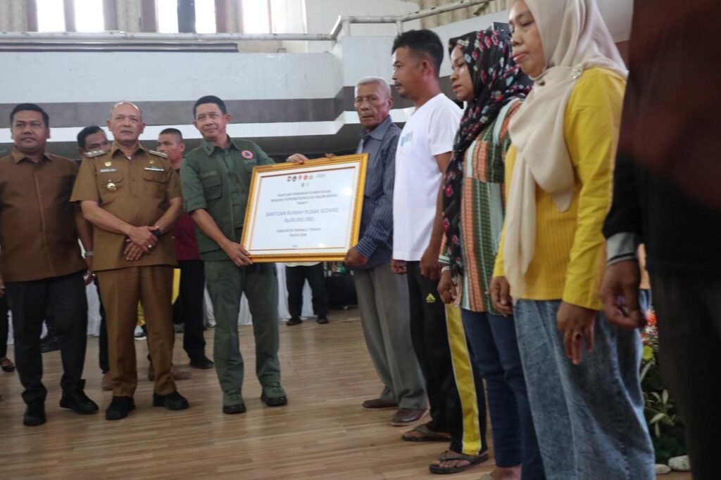 Pemerintah Serahkan Bantuan Dana Perbaikan Rumah Rusak di Aceh Tamiang dan Tapanuli Tengah
