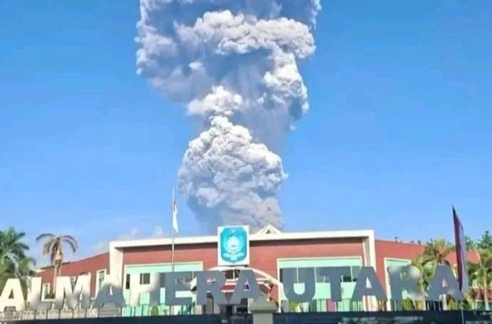 Gunungapi Dukono di Halmahera Utara Erupsi, Lima Pendaki Dilaporkan Luka-Luka